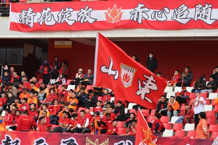 主場上萬名球迷的吶喊助威，給山東體彩女足征戰(zhàn)女超增添了能量與動(dòng)力